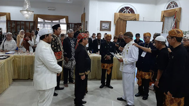 Pimpinan Ponpes Al Mubarok Cinangka, Dilantik Jadi Raja Sumedang