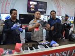 polisi tangkap polisi tangkap