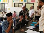 Diiringi Ratusan Warga, H. Misar Jalan Kaki Daftar Kepala Desa Daon H Misar