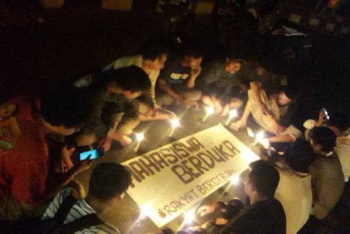 SWOT SMGI bakar lilin di Depan Kampus Universitas Islam Negri Sultan Mulana Yusuf