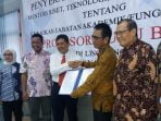 direktur Direktur UKW PWI Terima SK Profesor