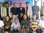 Agie Rahmatullah (tiga dari kanan depan) bersama Komite Wartawan 1