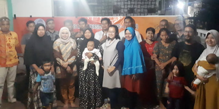 Anggota Komisi I DPRD Provinsi Banten dari Fraksi Gerindra, Encop Sopia berfoto bersama warga di Komplek Grand Sutra, Kecamatan Cipocok Jaya, Kota Serang, Jumat (22/11/2019) malam.