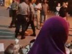 Foto Sebar ‘Teror’ Gas, Warga Grogol Tumpuk Batu Arah PT Dover