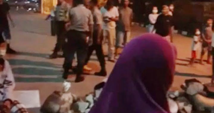 Foto Sebar ‘Teror’ Gas, Warga Grogol Tumpuk Batu Arah PT Dover