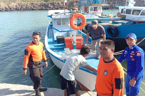 Diri Polairud Polda Banten lakukan pencarian di Selat Sunda