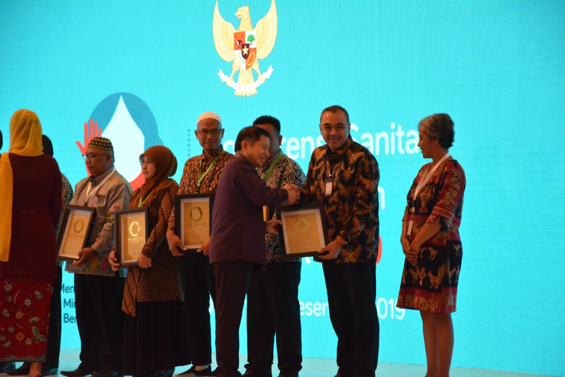 Zaki juga berharap semoga dengan penghargaan ini para kepala sekolah dan pengurus pondok pesantren bisa menjadikan kita bangga dan rasa memiliki terhadap sanitasi yang telah dibangun oleh pemerintah Kabupaten Tangerang, dan juga dapat dirawat serta dijaga dengan baik.