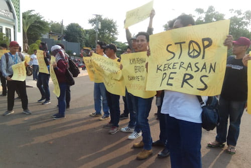 Aksi Solidaritas Puluhan Wartawan Orasi di Polres Tangsel