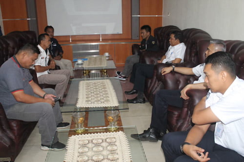 Manager Humas dan SDM PT ASDP Indonesia Ferry (Persero) Cabang Merak, Banten, Justan Gaffaru, mewakili GM ASDP Merak, menyambut pengurus Persatuan Wartawan Indonesia (PWI) Kota Cilegon dalam agenda silaturahmi antara PWI Kota Cilegon dan PT ASDP Cabang Merak, Senin (9/12/19).