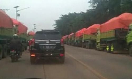Warga Minta Aparat Tertibkan Parkir Liar di Jalan Cirabit