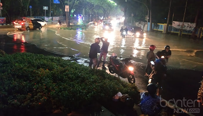 Banjir di Tugu Adipura