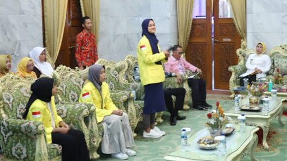 Foto Bupati Serang Ratu Tatu Chasanah (kanan) saat menerima silaturahmi penerima beasiswa dan para orangtuanya di Pendopo Bupati Serang, Kamis (23/1/2020).