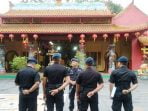 Foto Jelang Imlek, Brimob Polda Banten Terjunkan Tim Jibom ke Vihara