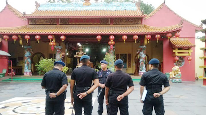 Foto Jelang Imlek, Brimob Polda Banten Terjunkan Tim Jibom ke Vihara