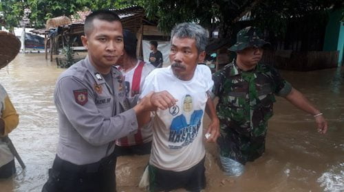 Polda Banten bersama TNI turut membantu evakuasi korban banjir bandang dan longsor di Kabupaten Lebak, Banten