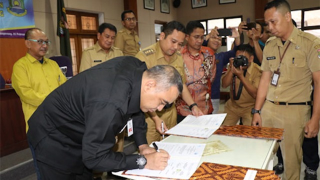 tanda tangan penyerahan aset