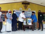 Bagikan Alat Semprot Disinfektan, Ali Taher Harap Covid-19 Segera Berakhir