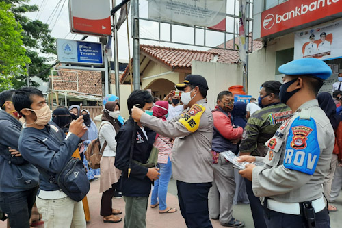 Antrian Nasabah Bank Banten Mengular, Polres Serang Kota Lakukan Pengamanan