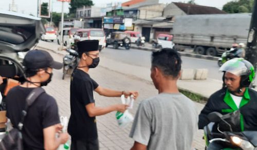 Relawan MBB Bagikan 100 Paket Takjil Jelang Berbuka Puasa