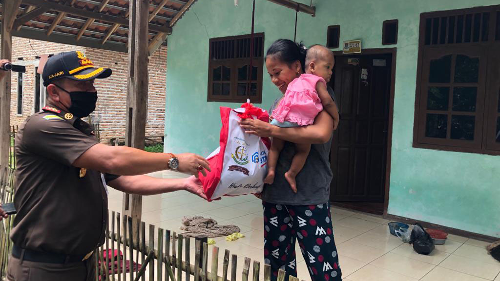 Kejaksaan Negeri Kabupaten Tangerang Bagikan 500 Paket Sembako