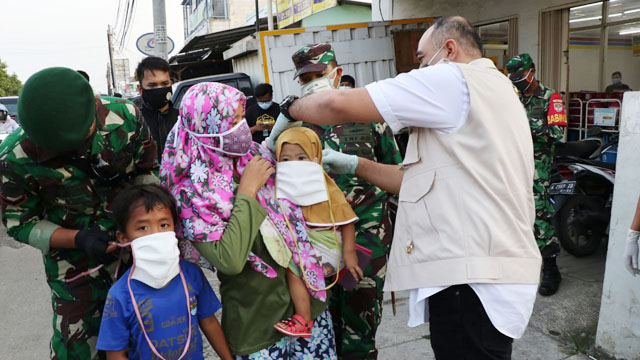 Peduli, Bupati Zaki Pakaikan Masker kepada Ibu dan Anaknya