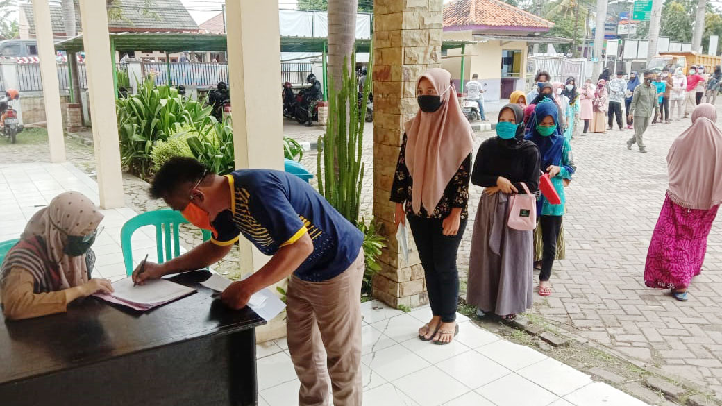 Ratusan Warga 10 Desa di Kecamatan Kronjo Cairkan Dana BLT