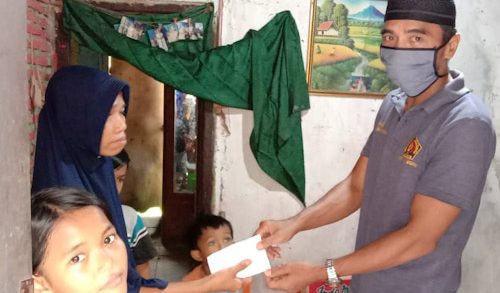 Janda Anak Tiga Bingung Mau Makan, PWI Cilegon Beri Bantuan