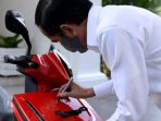 Motor Listrik Bertandatangan Presiden Jokowi, Akan Dilelang Saat Konser ‘BIMBO