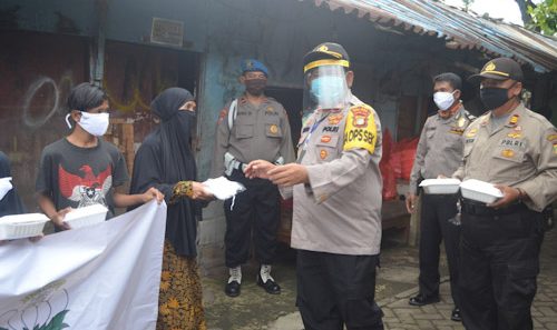 Polsek dan Bhayangkari Ranting Neglasari Berbagi Takjil