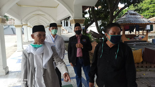 Ultah, Mad Romli Sambangi KH. Abuya Uci Cilongok, Sumbang Ribuan Paket Sembako