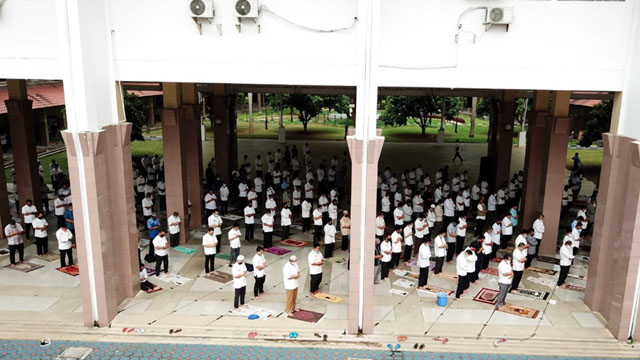 ASN Shalat Jumat di Pelataran Gedung Puspem Kota Tangerang