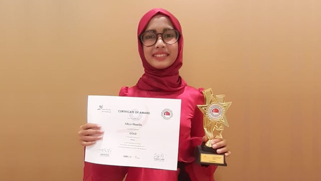 Aliya Hanifa, Peraih Gold Award Arts Festival Singapura
