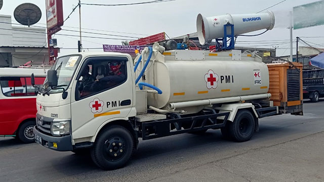 Jalan Utama Kecamatan Sepatan Disemprot Disinfektan