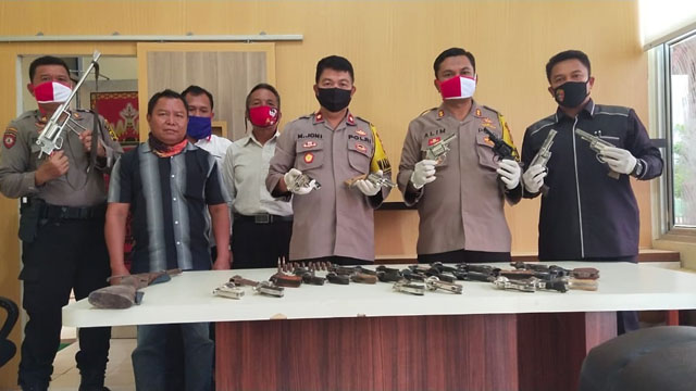 Senpi Rakitan Diserahkan Warga ke Polisi