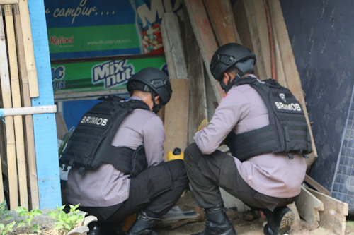 Jibom Brimob Banten Amankan Bom dan Amunisi di Rumah Warga