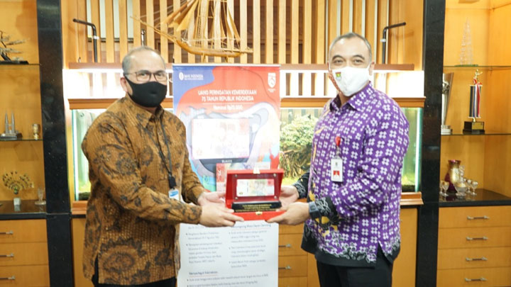 Bupati Tangerang Terima Uang Kemerdekaan RI Pecahan Rp 75 Ribu