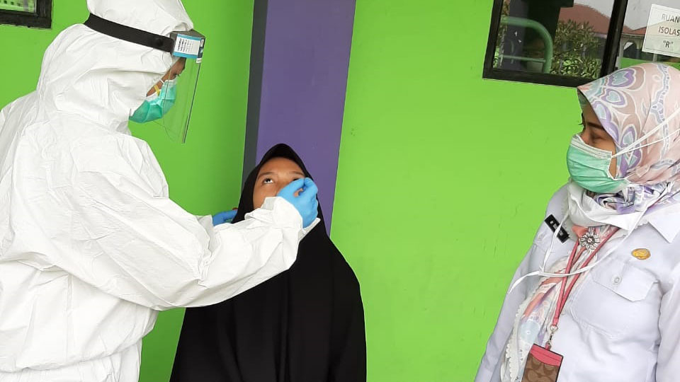 Ratusan Santri Pondok Pesantren Daar El Qolam Gintung Jalani Rapid Test dan Swab Test