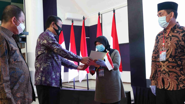 Warga Terima Sertifikat Tanah Gratis dari Wakil Bupati Tangerang