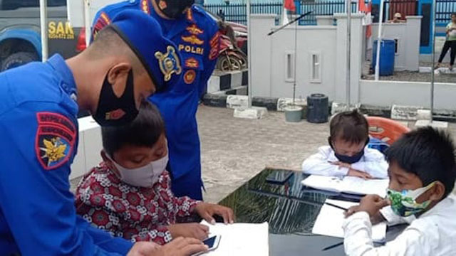 Anak-anak Petani di Kampung Kurung Kambing Dapat Akses Internet Gratis