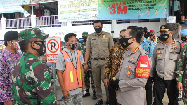Tidak Pakai Masker, Kapolresta Tangerang Tegur Pedagang Pasar Tigaraksa.
