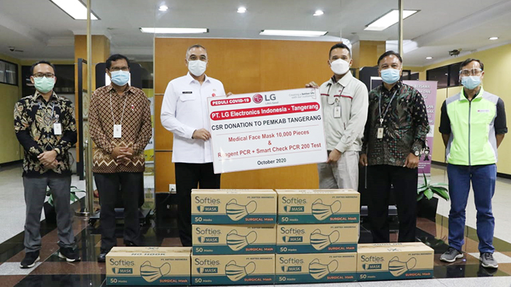 Bupati Tangerang Ahmed Zaki Iskandar Terima Bantuan Masker dari PT LG Electronics Indonesia dan PT Hilon Indonesia