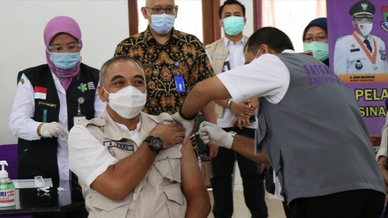 bupati zaki disuntik vaksin
