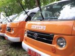 BANTENNOW.COM, TANGERANG — Setelah melalui berbagai tahapan yang harus dilalui, Angkutan Perkotaan (Angkot) Si Benteng milik Kota Tangerang segera beroperasi. Kepala Dinas Perhubungan (Dishub) Kota Tangerang, Wahyudi Iskandar, mengungkapkan, per hari ini sedang tahap penguningan plat di Samsat, dipastikan Januari ini, Si Benteng mulai beroperasi, Selasa (5/1/21). Baca Juga: 1.000 Guru Tangerang Padukan TnT ke Sekolah Pedalaman "Pengerjaan penguningan plat diperkirakan berlangsung beberapa hari. Insyaallah bulan ini Si Benteng sudah mulai bisa beroperasi untuk masyarakat," ungkap Wahyudi, saat ditemui di Terminal Poris Plawad. Dijelaskan Wahyudi, Si Benteng akan beroperasi dengan empat trayek. Diantaranya, Taman Cibodas - Situ Bulakan, Gandasari - Gajah Tunggal, Gajah Tunggal - Kampung Ledug dan Terminal Cimone - Pasar Lama. "Semua melalui jalur-jalur perumahan atau permukiman. Saat beroperasional nanti, tarifnya sama jauh dekat dengan Rp2 ribu saja," paparnya. "Untuk metodenya, akan dilakukan secara non tunai. Jam operasionalnya Si Benteng mulai 05:00 hingga 20:00 setiap harinya," tambahnya. Ia pun mengaku, Dishub sudah melakukan pengecekan ulang terkait mesin, interior untuk kelayakan jalan Si Benteng. Kata Wahyudi, semua mesin berfungsi normal, interior sangat layak dan bagus, tinggal interior luar yang harus dicuci atau di lap. Baca Juga: Penyelamat Bahasa Sunda Tangerang "Semua dipastikan layak jalan, kinclong dan siap melayani masyarakat Kota Tangerang. Fasilitas AC juga nyala dan siap memanjakan setiap penumpangnya. Si Benteng siap mengangkut 12 penumpang, tapi kondisi covid masih akan kita batasi 50 persen," katanya. Sementara itu, Dirut PT TNG, Edi Candra, mengungkapkan, PT TNG Pemkot Tangerang, sebagai pengelola bersama pemenang tender, harus melalui berbagai proses yang harus dipenuhi guna menghadirkan angkot perkotaan dengan fasilitas terbaik. Mulai dari, proses pengadaan barang, penerbitan Perda melalui Provinsi Banten. proses lelang pihak ketiga, penguningan plat melalui Polda dan Samsat, hingga melalui kondisi pandemi covid-19 yang masih berlangsung saat ini. "Jadi, untuk menghadirkan angkot perkotaan, Pemkot Tangerang memang harus melalui proses yang panjang. Melibatkan banyak pihak, tapi alhamdulillah semua proses sudah dilalui. Sekarang, tinggal hitungan hari Si Benteng bisa beroperasional," tegas Edi saat ditemui di kantor PT TNG. Ia pun mengatakan, operasional Si Benteng akan dikelola PT TNG bersama pemenang lelang. "Namun, Dishub tetap dan selalu ada dalam ranah pembinaan pada keberlangsungan jalannya Si Benteng. Standar kelayakan dan pelayanan akan terus dipantau Dishub," jelasnya. Dengan akan dioperasionalkannya angkot Si Benteng dalam waktu dekat, Pemkot Tangerang, melalui jajaran Dishub dan PT TNG pun mengimbau, seluruh masyarakat Kota Tangerang untuk turut menjaga angkot Si Benteng. Tidak mencoret-coret, mengikuti aturan penumpang dan tidak merusak. (sdr)