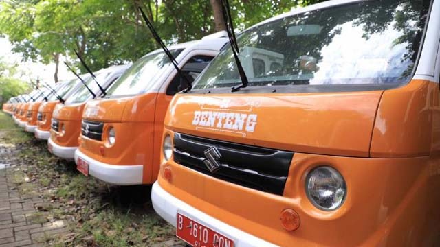 BANTENNOW.COM, TANGERANG — Setelah melalui berbagai tahapan yang harus dilalui, Angkutan Perkotaan (Angkot) Si Benteng milik Kota Tangerang segera beroperasi. Kepala Dinas Perhubungan (Dishub) Kota Tangerang, Wahyudi Iskandar, mengungkapkan, per hari ini sedang tahap penguningan plat di Samsat, dipastikan Januari ini, Si Benteng mulai beroperasi, Selasa (5/1/21). Baca Juga: 1.000 Guru Tangerang Padukan TnT ke Sekolah Pedalaman "Pengerjaan penguningan plat diperkirakan berlangsung beberapa hari. Insyaallah bulan ini Si Benteng sudah mulai bisa beroperasi untuk masyarakat," ungkap Wahyudi, saat ditemui di Terminal Poris Plawad. Dijelaskan Wahyudi, Si Benteng akan beroperasi dengan empat trayek. Diantaranya, Taman Cibodas - Situ Bulakan, Gandasari - Gajah Tunggal, Gajah Tunggal - Kampung Ledug dan Terminal Cimone - Pasar Lama. "Semua melalui jalur-jalur perumahan atau permukiman. Saat beroperasional nanti, tarifnya sama jauh dekat dengan Rp2 ribu saja," paparnya. "Untuk metodenya, akan dilakukan secara non tunai. Jam operasionalnya Si Benteng mulai 05:00 hingga 20:00 setiap harinya," tambahnya. Ia pun mengaku, Dishub sudah melakukan pengecekan ulang terkait mesin, interior untuk kelayakan jalan Si Benteng. Kata Wahyudi, semua mesin berfungsi normal, interior sangat layak dan bagus, tinggal interior luar yang harus dicuci atau di lap. Baca Juga: Penyelamat Bahasa Sunda Tangerang "Semua dipastikan layak jalan, kinclong dan siap melayani masyarakat Kota Tangerang. Fasilitas AC juga nyala dan siap memanjakan setiap penumpangnya. Si Benteng siap mengangkut 12 penumpang, tapi kondisi covid masih akan kita batasi 50 persen," katanya. Sementara itu, Dirut PT TNG, Edi Candra, mengungkapkan, PT TNG Pemkot Tangerang, sebagai pengelola bersama pemenang tender, harus melalui berbagai proses yang harus dipenuhi guna menghadirkan angkot perkotaan dengan fasilitas terbaik. Mulai dari, proses pengadaan barang, penerbitan Perda melalui Provinsi Banten. proses lelang pihak ketiga, penguningan plat melalui Polda dan Samsat, hingga melalui kondisi pandemi covid-19 yang masih berlangsung saat ini. "Jadi, untuk menghadirkan angkot perkotaan, Pemkot Tangerang memang harus melalui proses yang panjang. Melibatkan banyak pihak, tapi alhamdulillah semua proses sudah dilalui. Sekarang, tinggal hitungan hari Si Benteng bisa beroperasional," tegas Edi saat ditemui di kantor PT TNG. Ia pun mengatakan, operasional Si Benteng akan dikelola PT TNG bersama pemenang lelang. "Namun, Dishub tetap dan selalu ada dalam ranah pembinaan pada keberlangsungan jalannya Si Benteng. Standar kelayakan dan pelayanan akan terus dipantau Dishub," jelasnya. Dengan akan dioperasionalkannya angkot Si Benteng dalam waktu dekat, Pemkot Tangerang, melalui jajaran Dishub dan PT TNG pun mengimbau, seluruh masyarakat Kota Tangerang untuk turut menjaga angkot Si Benteng. Tidak mencoret-coret, mengikuti aturan penumpang dan tidak merusak. (sdr)