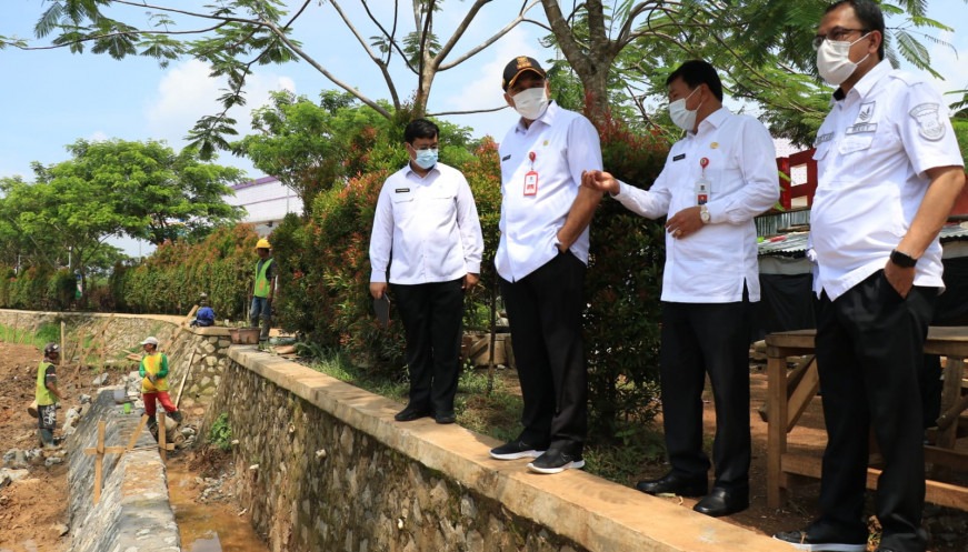 zaki Iskandar tinjau pemasangan pipa perum dam tkr