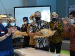 Bupati Tangerang Zaki Iskandar Kenalkan Topi Bambu