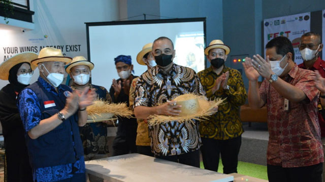 Bupati Tangerang Zaki Iskandar Kenalkan Topi Bambu