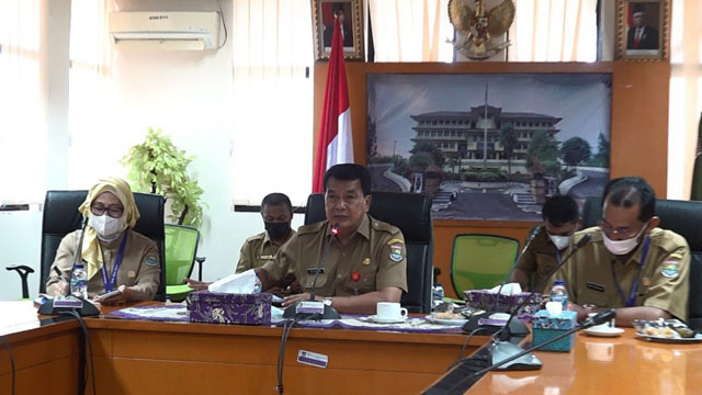 Sekda Moch Maesyal Rasyid (tengah) rapat persiapan pelaksanaan vaksinasi ketiga atau booster dengan para direktur RSUD
