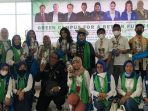 Universitas Esa Unggul Kampus Tangerang berfoto bersama