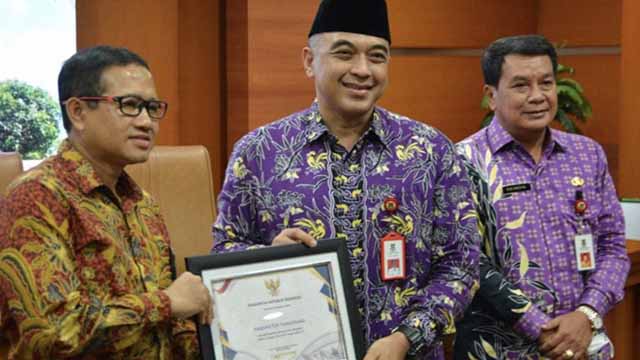 Bupati Tangerang Ahmed Zaki Iskandar menerima piagam penghargaan dari Kementerian Keuangan RI